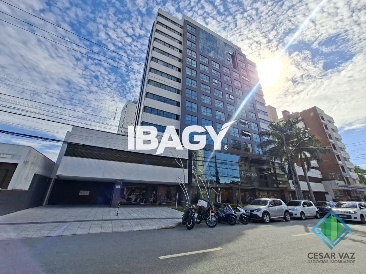 Sala comercial em excelente localização no bairro Trindade.