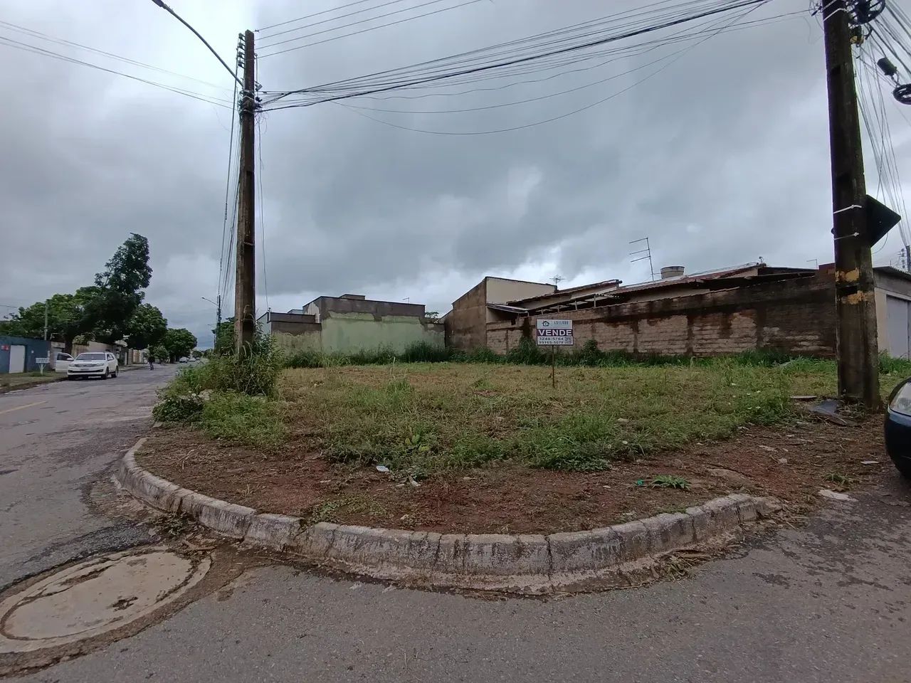 Lote em avenida comercial com casa construída