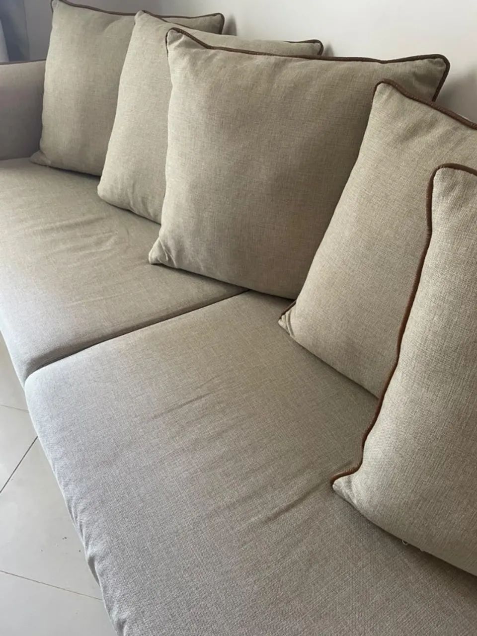 Sofá clássico, elegante, em perfeito estado