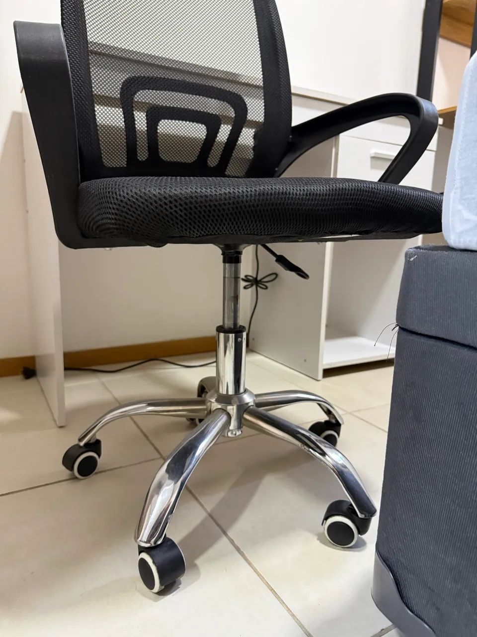 Cadeira de escritório com rodas  - Foto 4