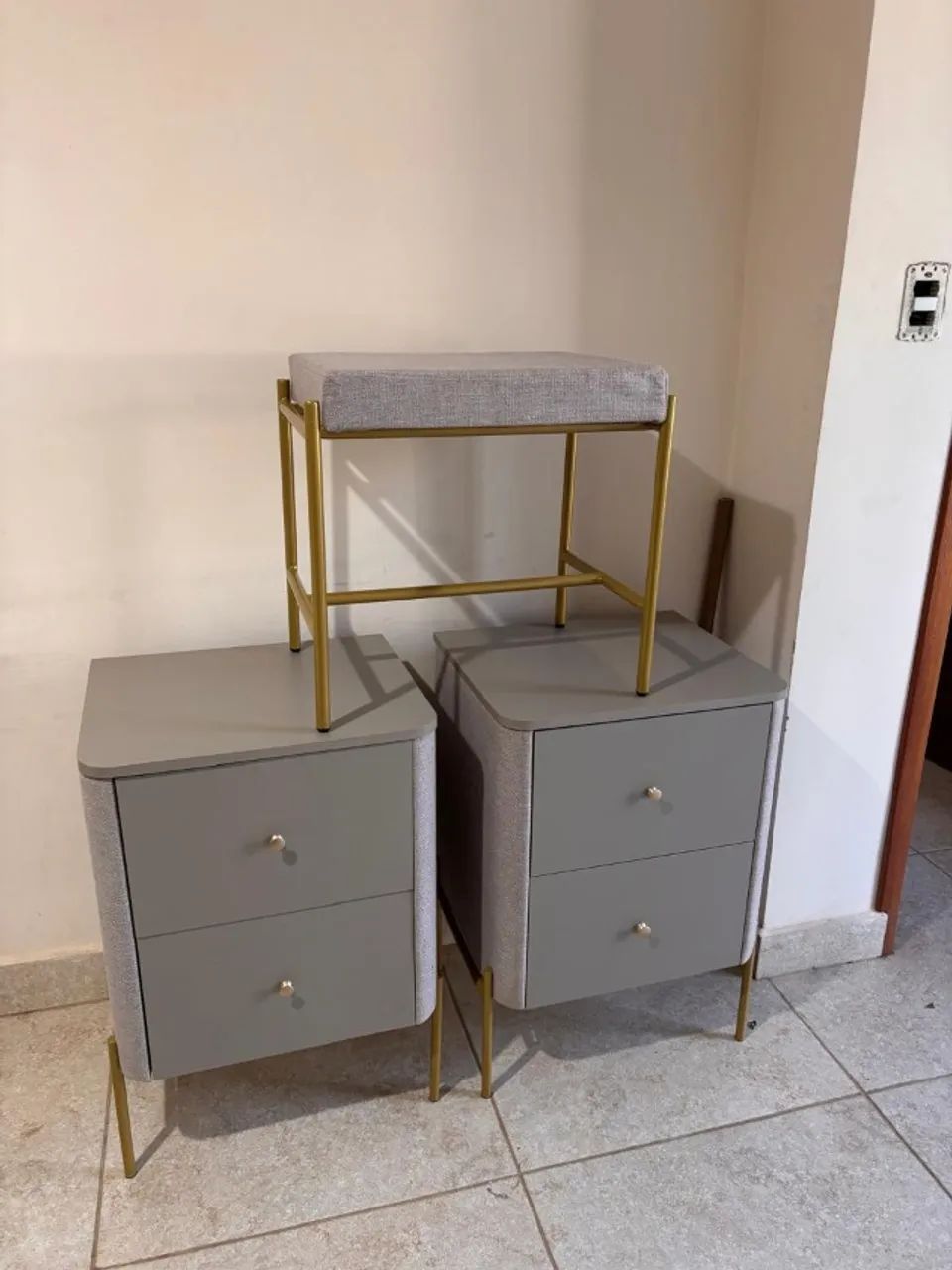 2 Aparadores de cama e acento
