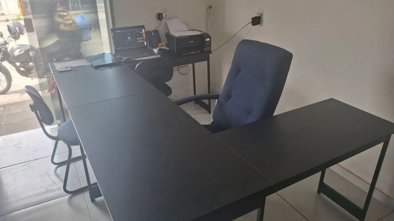 Escritório completo - impressora notebook bebedor armários e mesa