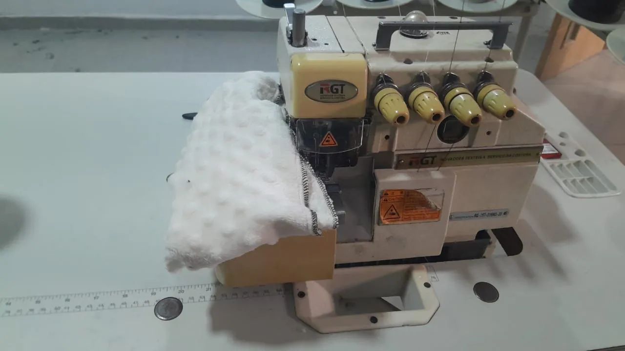 Máquina de costura,não corta 