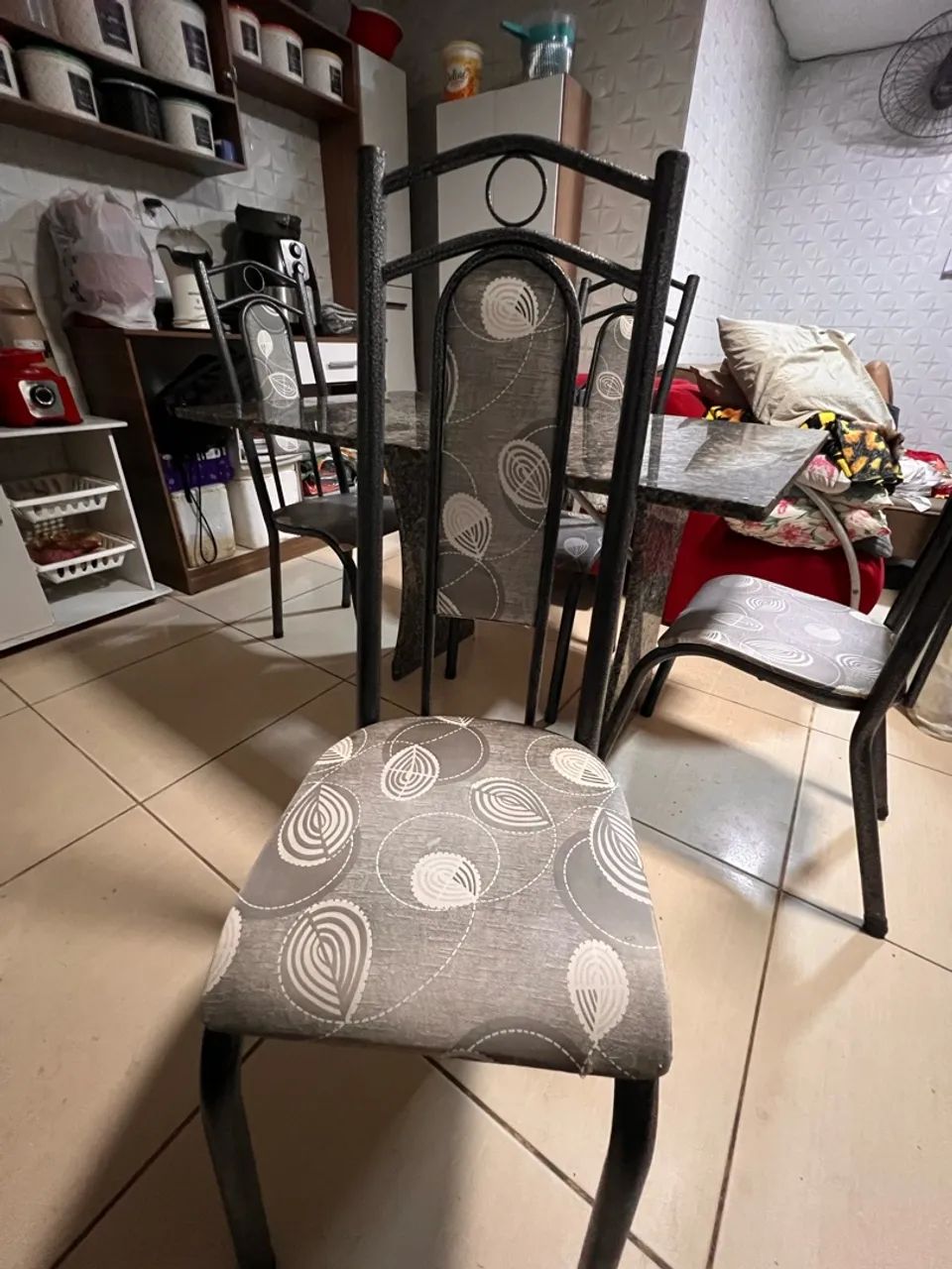 Mesa de mármore com 4 cadeiras  - Foto 2