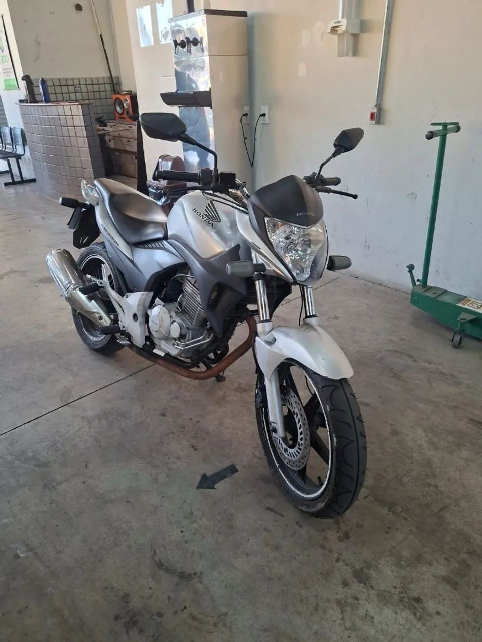 CB 300