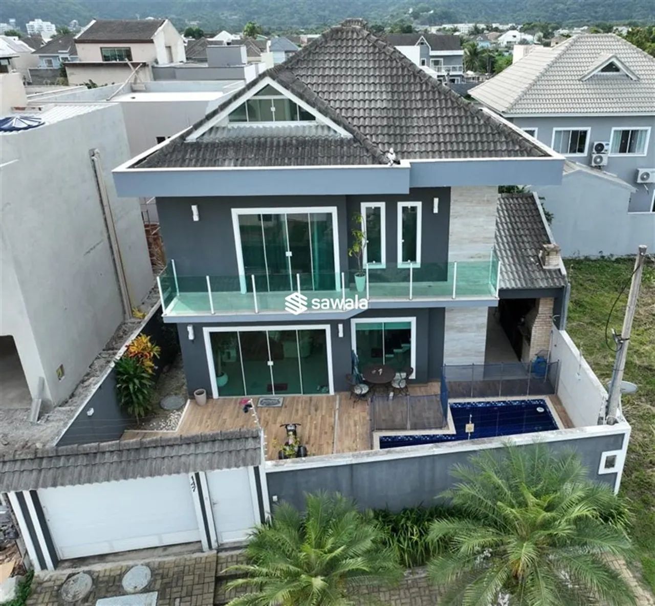 Linda casa com 3 pavimentos, com piscina