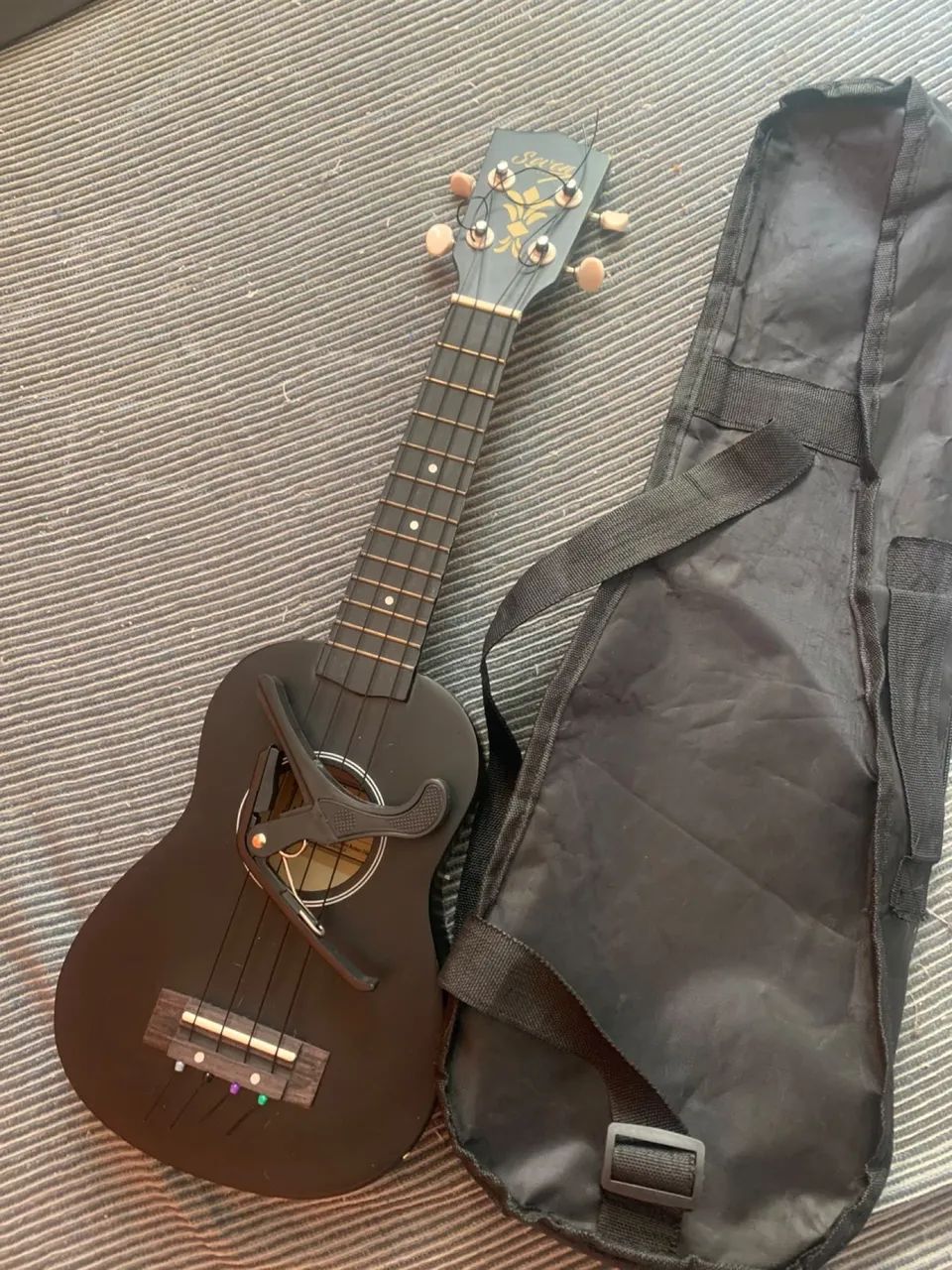 Vendo Ukulele  preto  - Foto 5