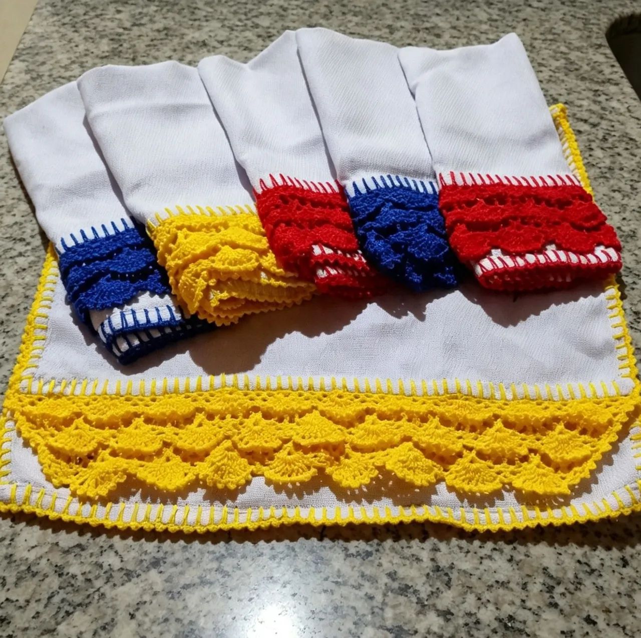 Panos de prato decorados com crochê 