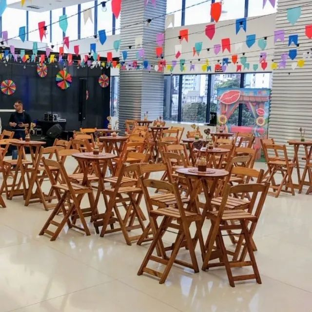 Mesa bistrô madeira com 4 cadeiras - Aluguel