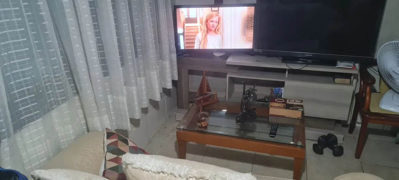 Elegante mesa de madeira com vidro bisotado - Foto 3