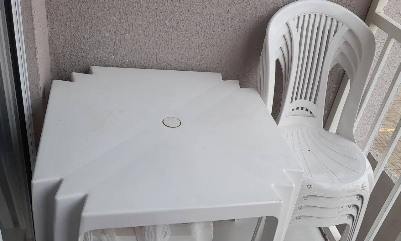 Mesa Branca com 4 cadeiras