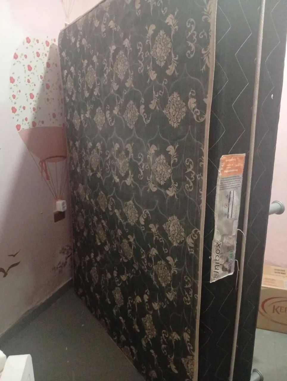 Cama com alvaria de um buraco 