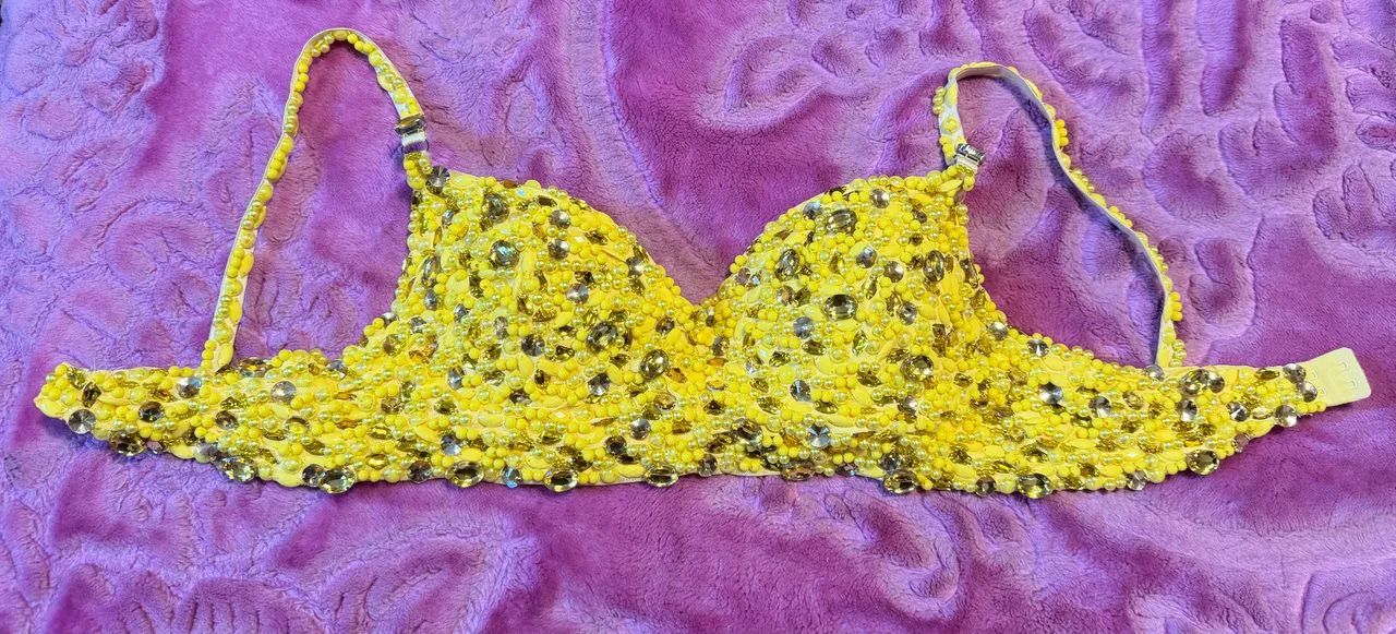 Conjunto de saia e top customizado com pedraria, strass e tule. - Foto 3