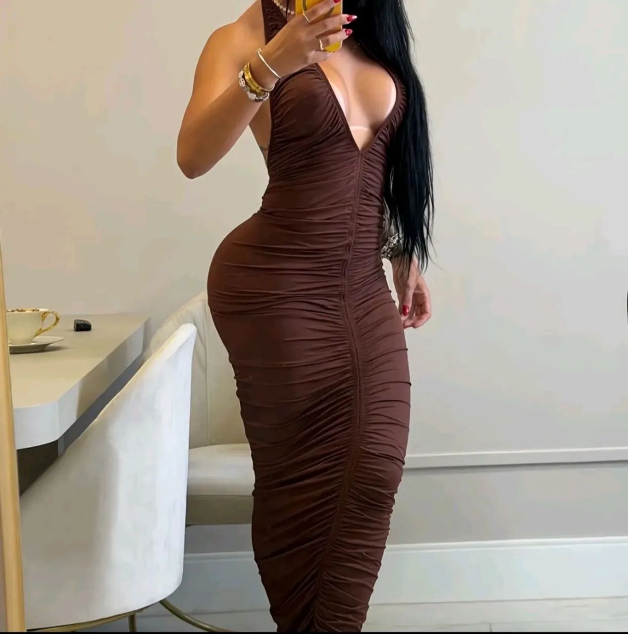 Vestido longo decote em V, todo drapeado.