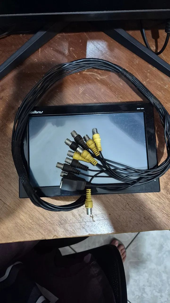 Monitor/Display touchscreen Intelbras CVD 1004 <br><br>CFTV - Usado, sem caixa - Foto 5