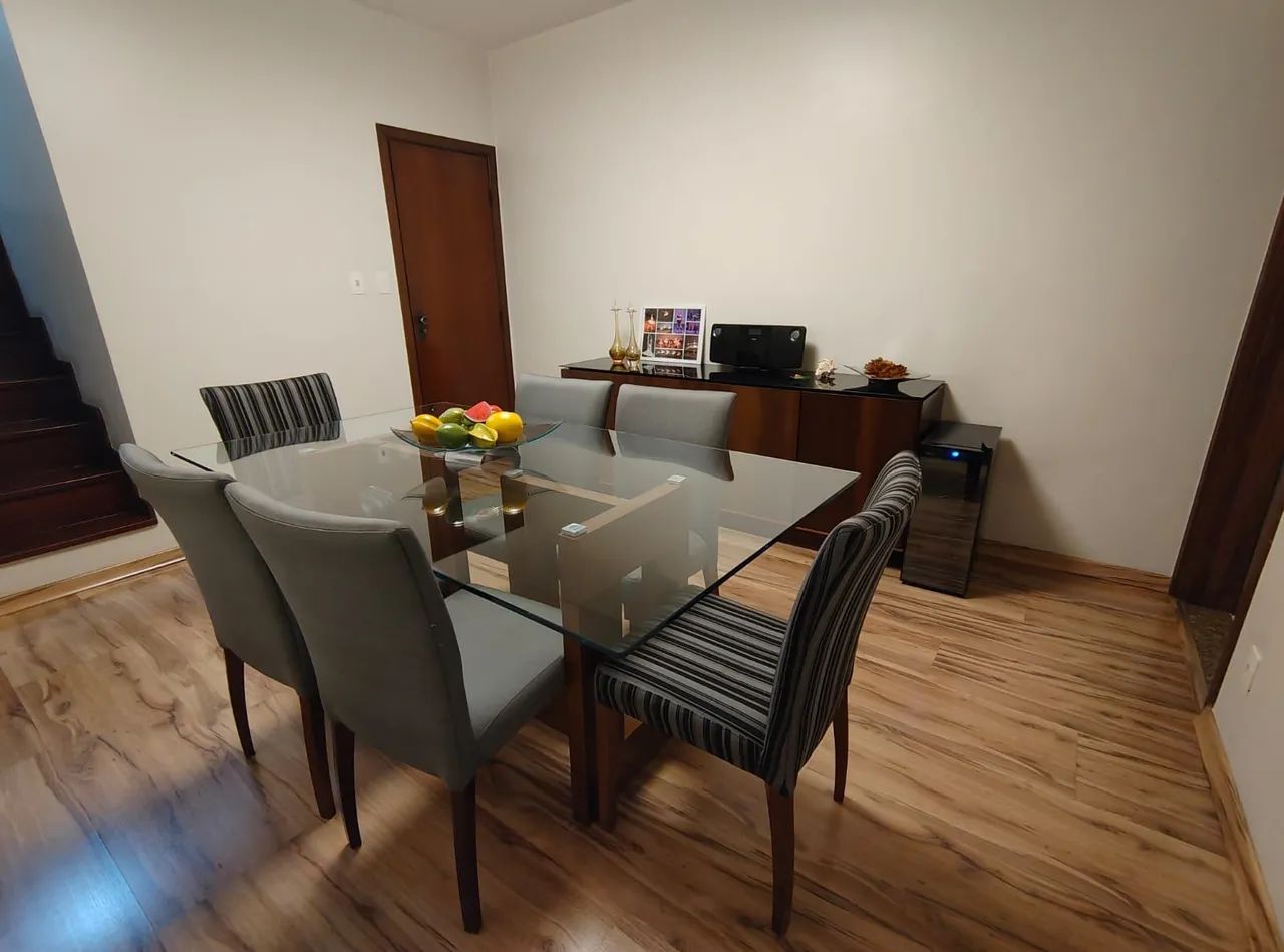 Combo: mesa de jantar tampo vidro, 6 cadeiras e buffet 