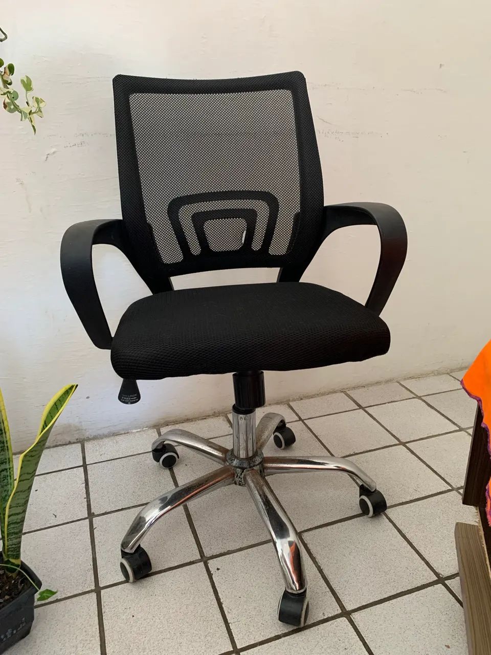 Cadeira de escritório giratória com tela (Mesh) bom estado  - Foto 5