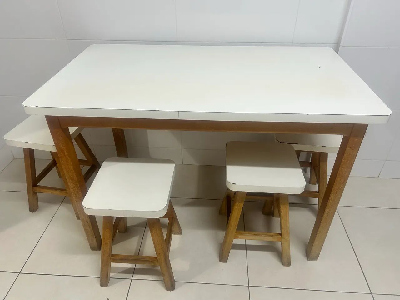 Mesa de madeira de lei com 4 bancos
