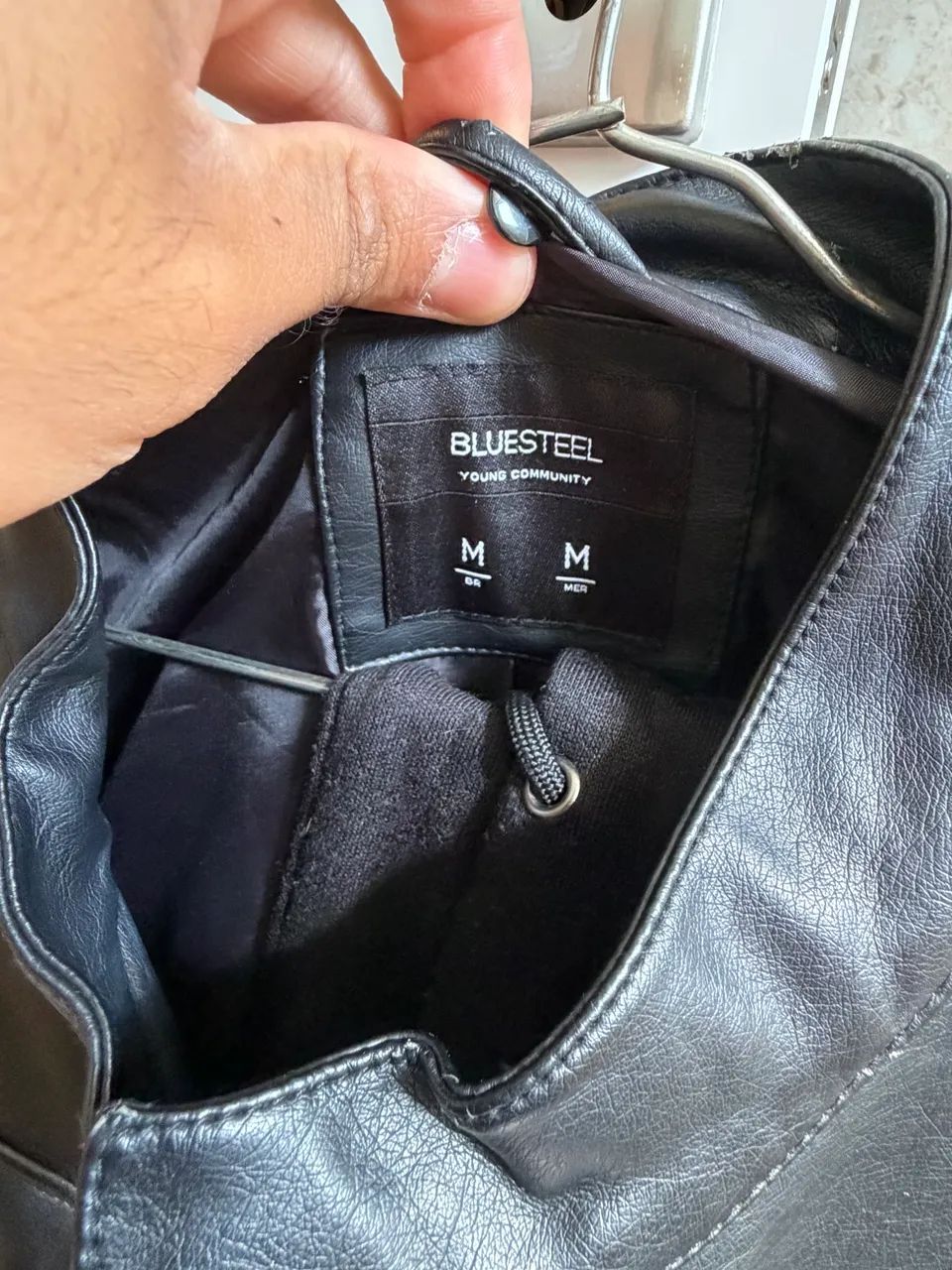 Jaqueta couro sintético com capuz e bolsos  - Foto 5