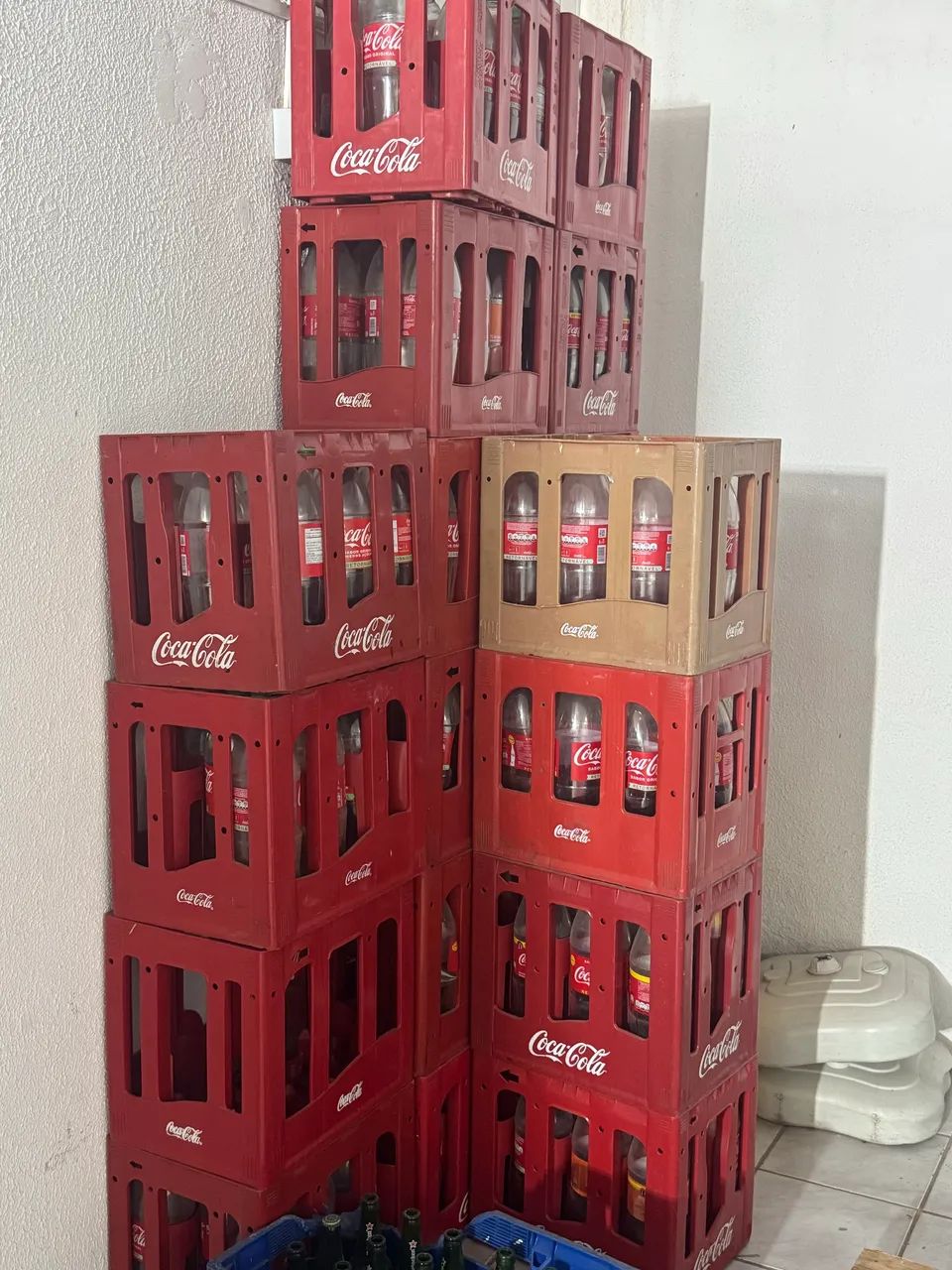 Vendo grades com garrafas de vidro