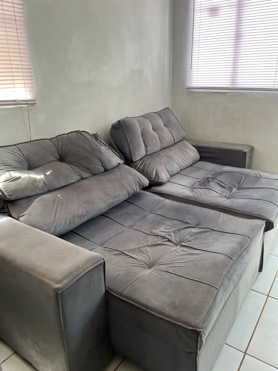 Sofá retrátil 2,20m em veludo: espaço, conforto. - Foto 2