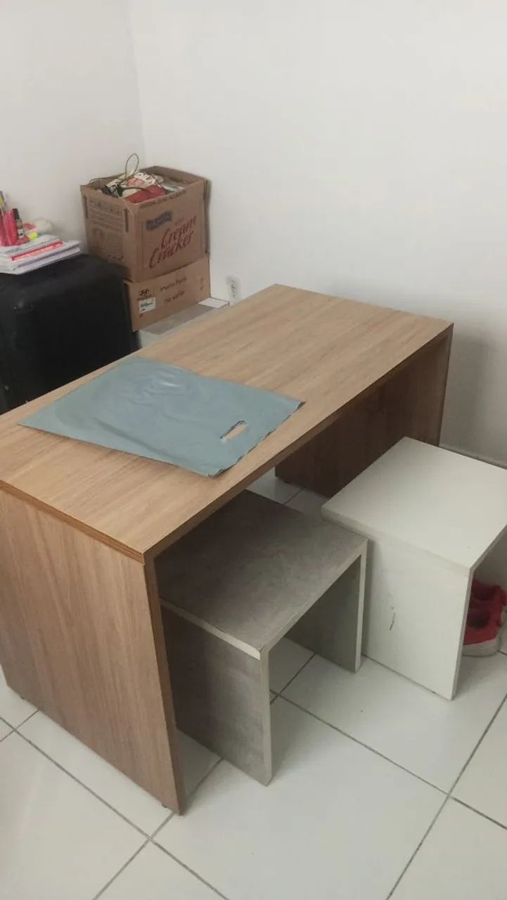 Mesa com quarto cadeiras 