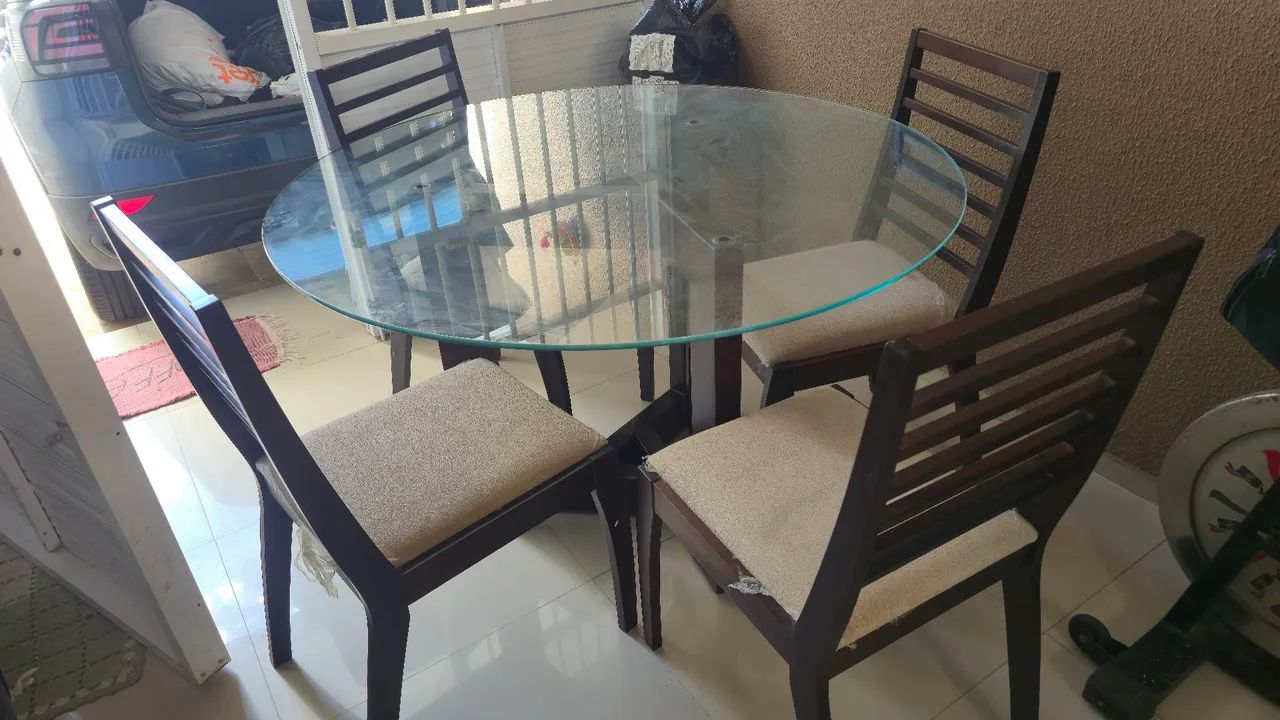 VENDO MESA 04 CADEIRAS. - Foto 4
