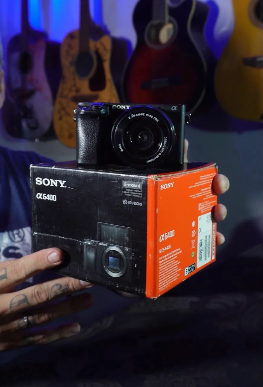 Câmera Sony A6400 com lente 16-55 mm