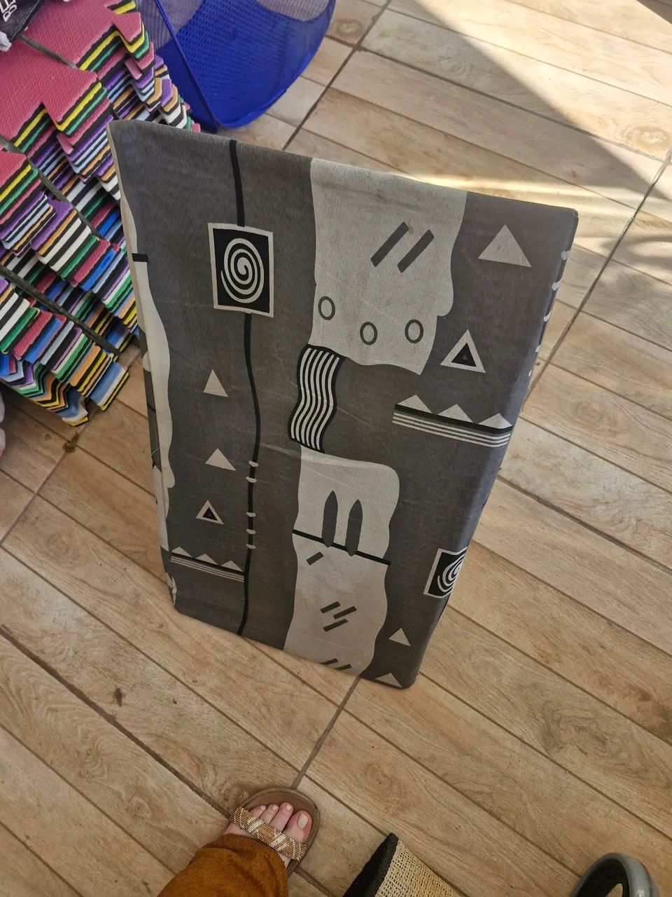 Triângulo almofada para coluna e desinchar pés e pernas, nunca utilizado e com capa. - Foto 3