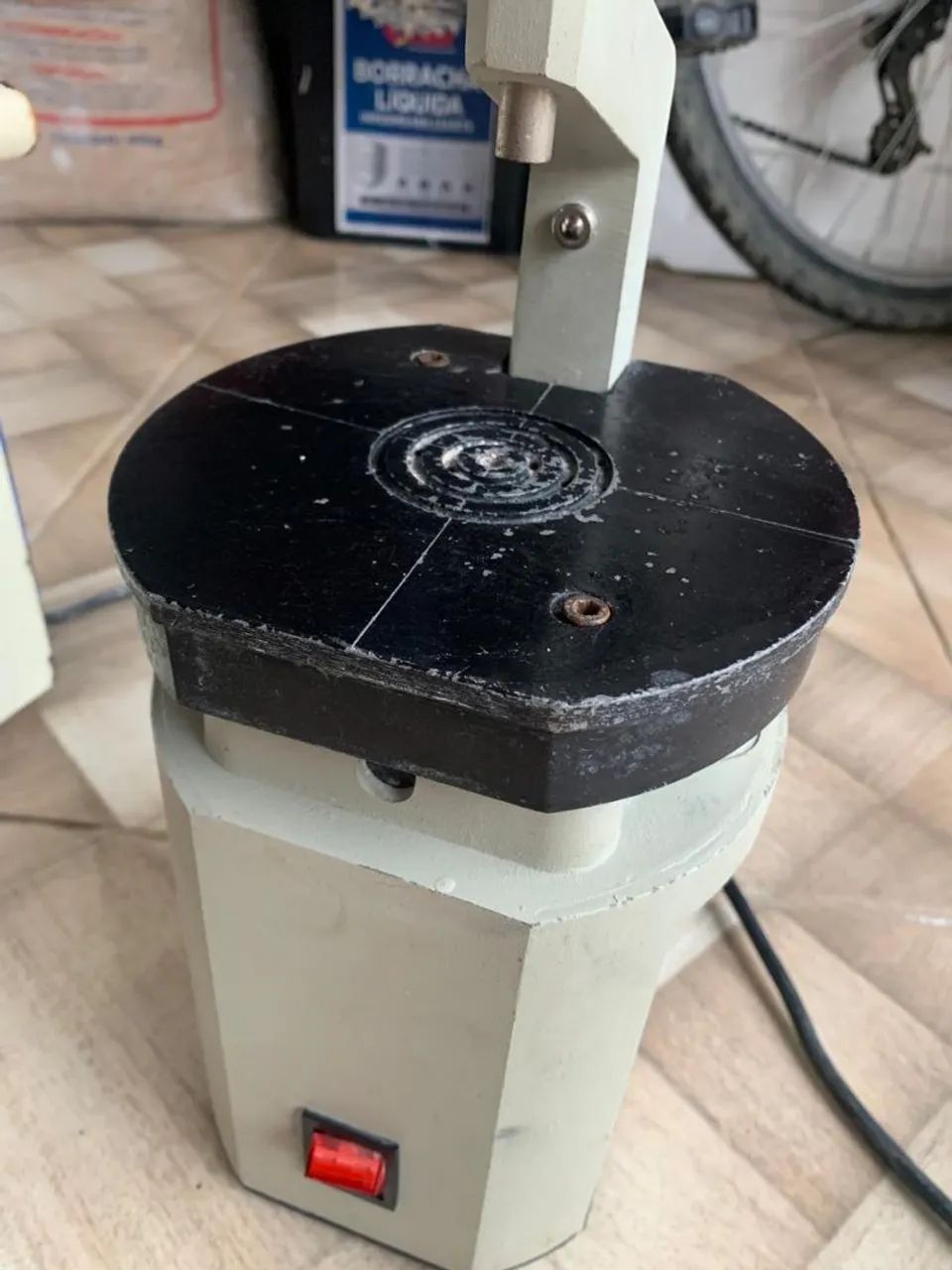 Furador de troque para prótese dentária 
