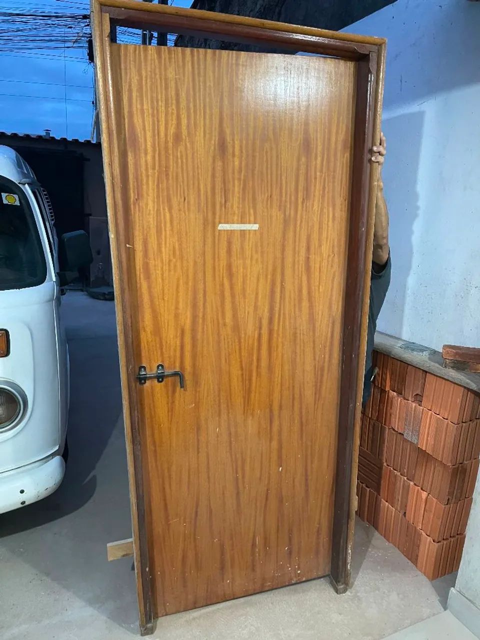 Porta madeira maciça  pra sair logo - Foto 2