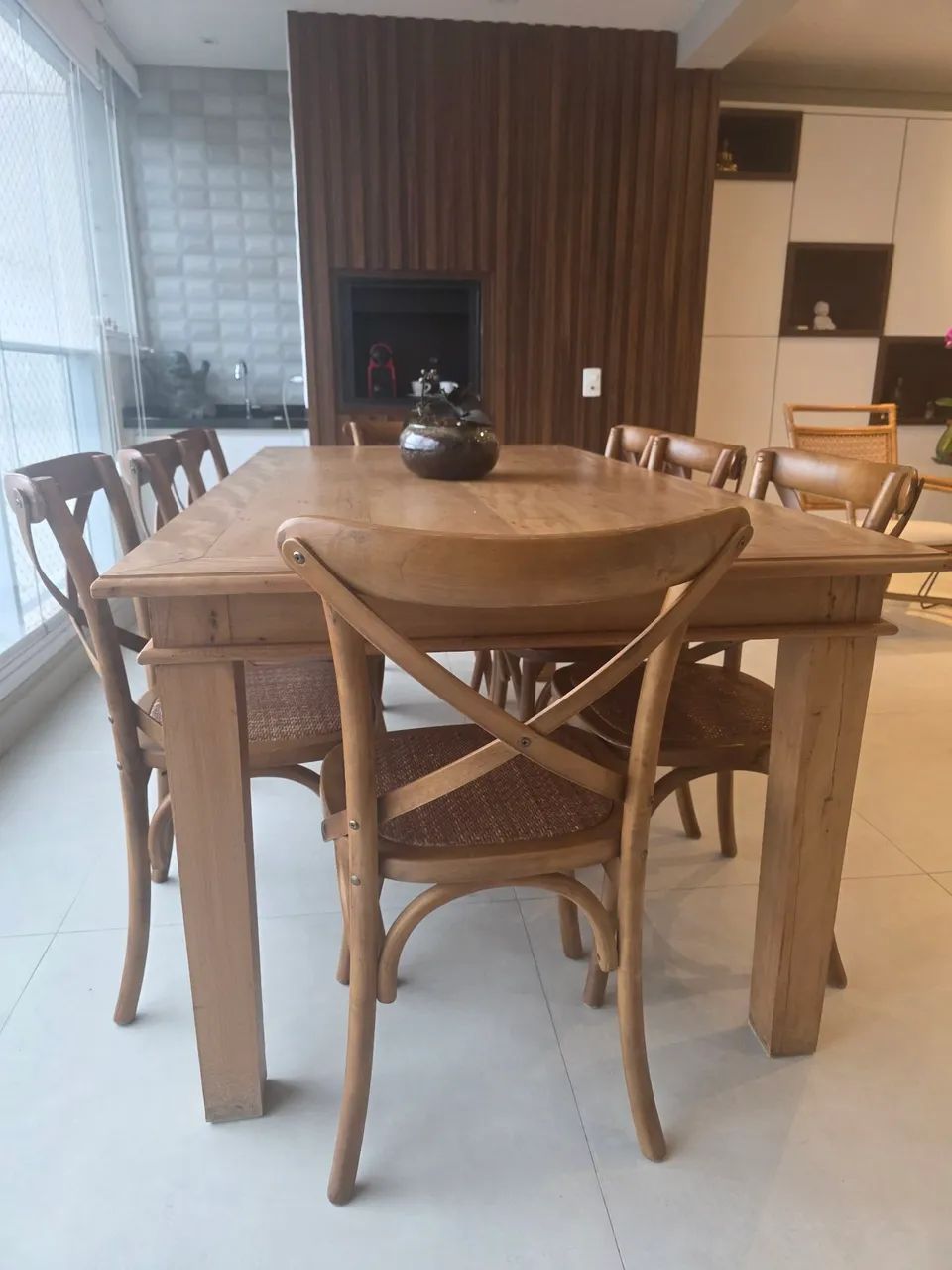 Mesa em madeira maciça com 8 cadeiras - Foto 3