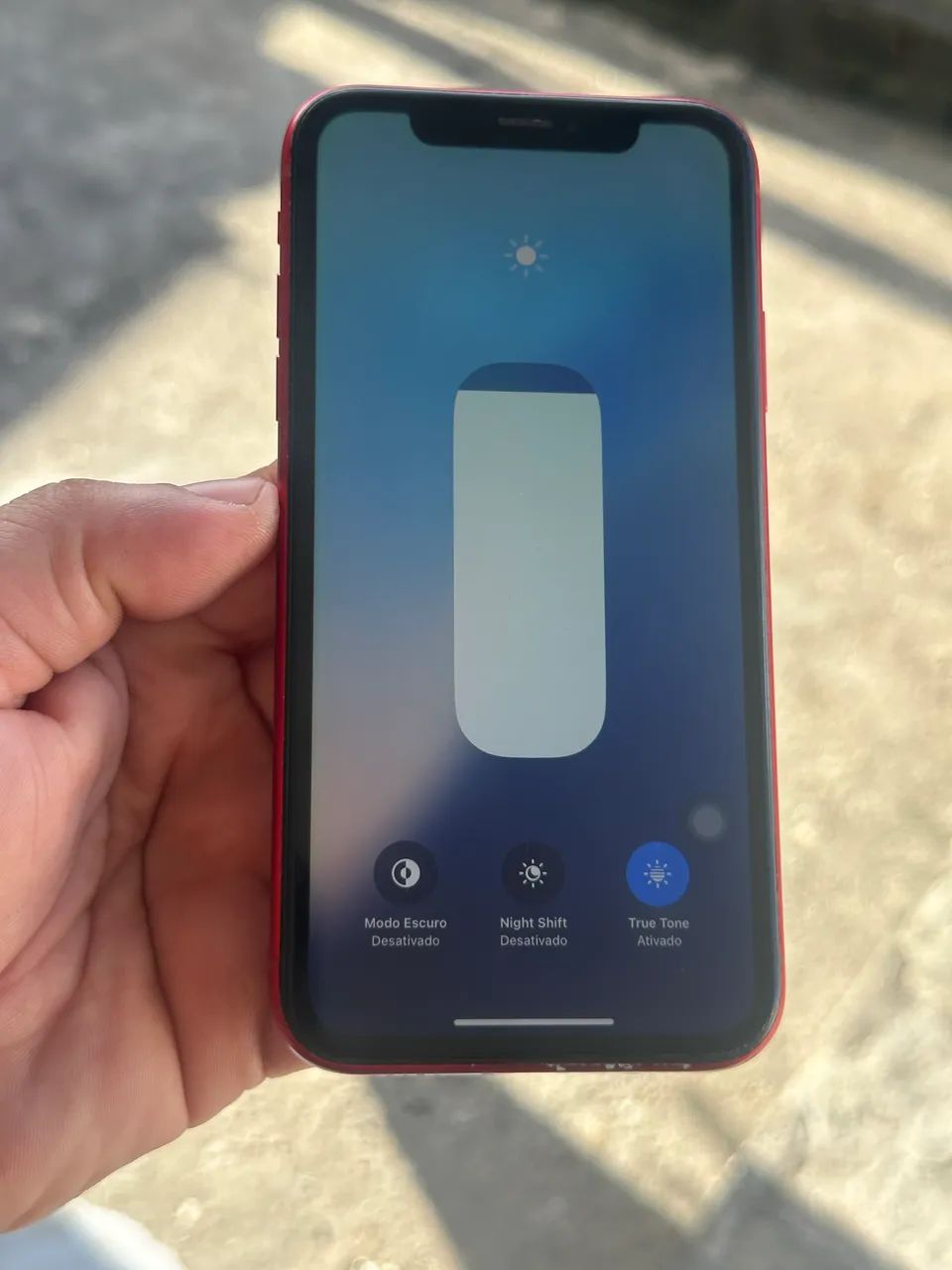iPhone XR red todo perfeito pra vender e trocar ! - Foto 2