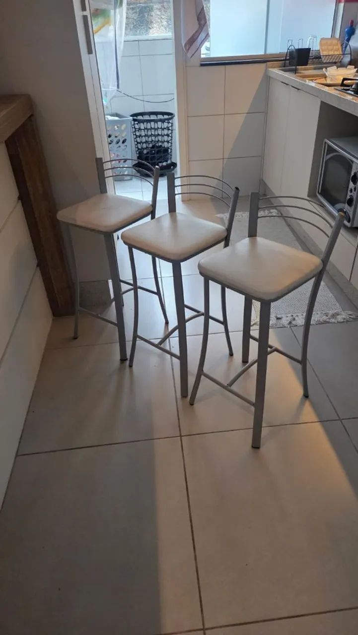 Sofã de dois lugares com Puff, mesa de escritório e 3 banquetas - Foto 5