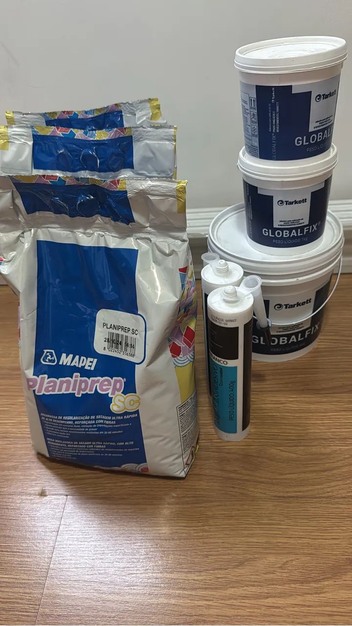 Material para aplicação de piso vinílico 