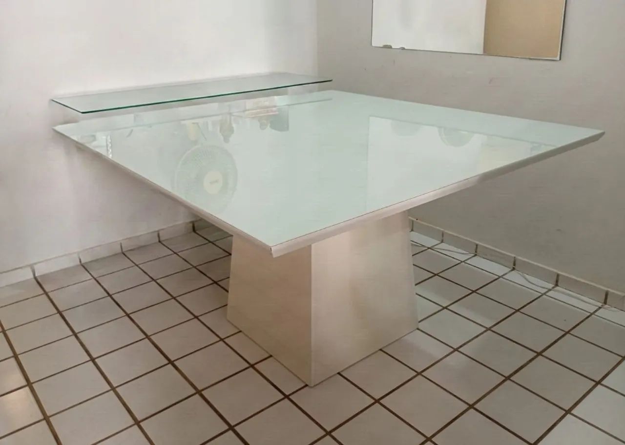 Mesa quadrada com vidro laqueado 