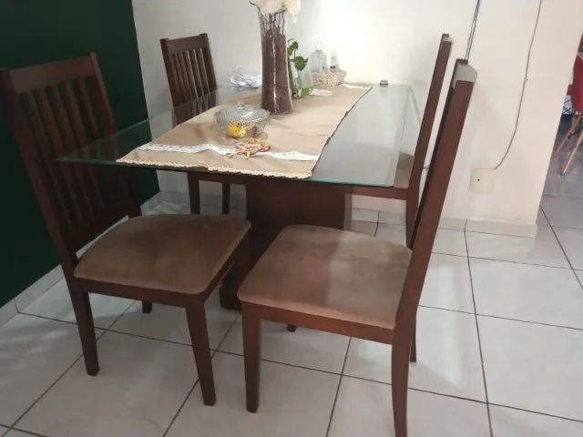 mesa de jantar com vidro e quatro cadeiras - Foto 3
