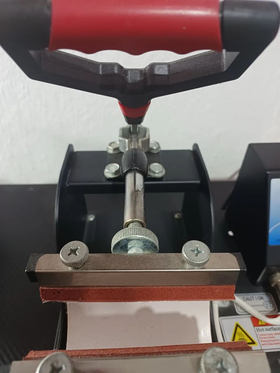 Prensa sublimadora semiautomática SCP SB04A preta - Foto 2