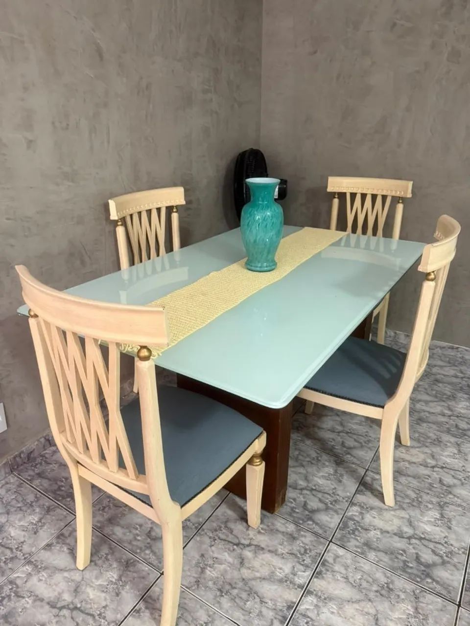 Mesa com 4 cadeiras  - Foto 2