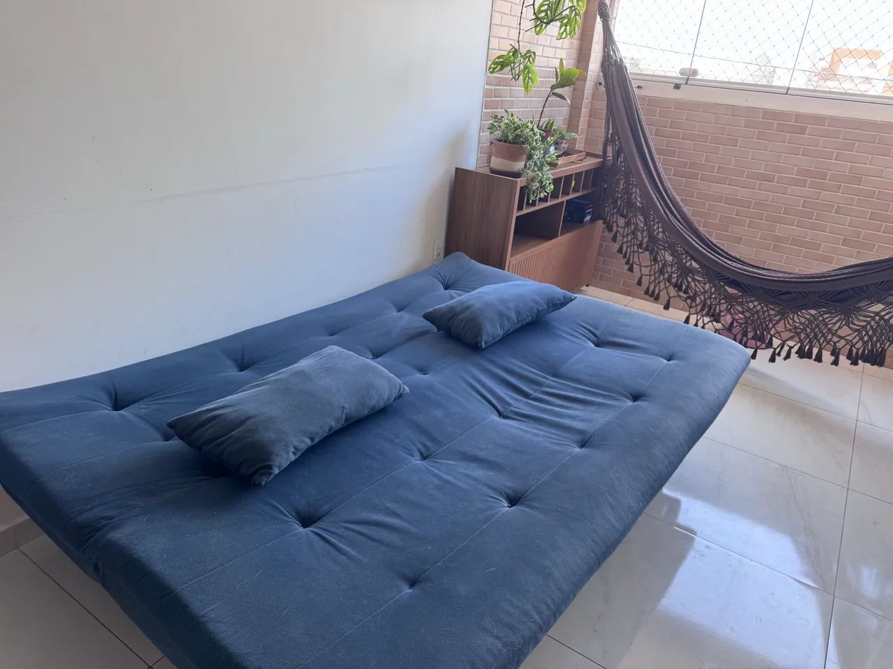 Sofá-Cama Retrô 3 Lugares Azul com Pés de Madeira - Foto 4