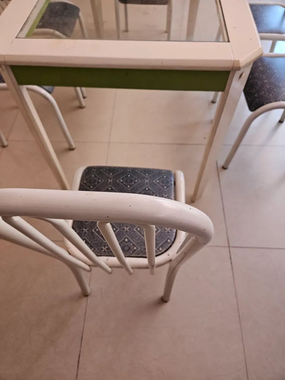 Vendo jogo de mesa e cadeiras - Foto 5
