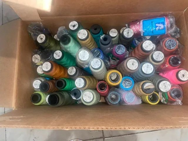 Lote com mais de 150 cones de linhas para costura - Foto 3
