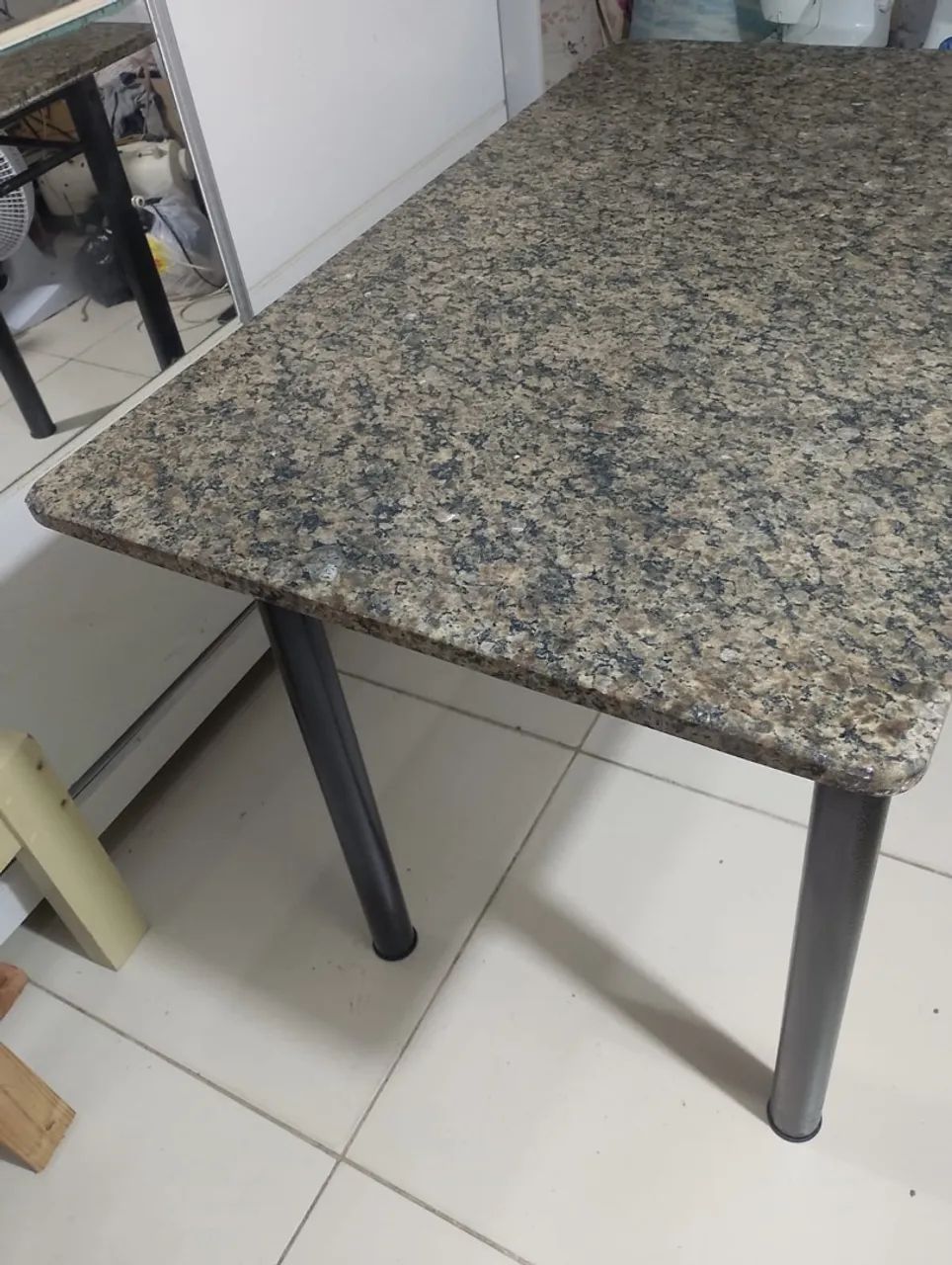 Vende mesa de mármore ( sem cadeiras)
