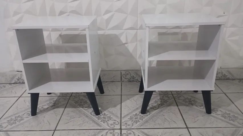 Kit 2 Mesas de Cabeceira Retrô Compacta com Nicho para Quarto Sala Casal ou Solteiro