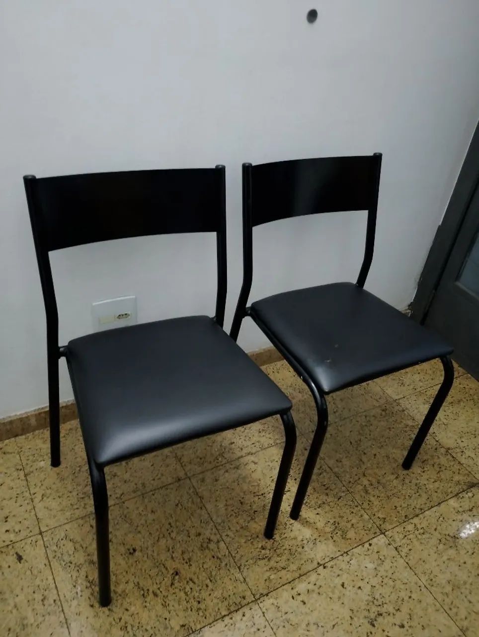 02 Cadeiras de ferro preta