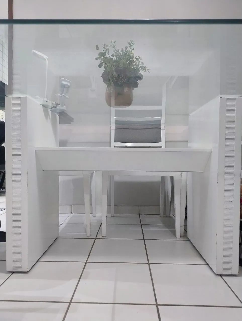 Mesa com base de madeira maciça na cor branca acompanhada de 6 cadeiras de madeira - Foto 2