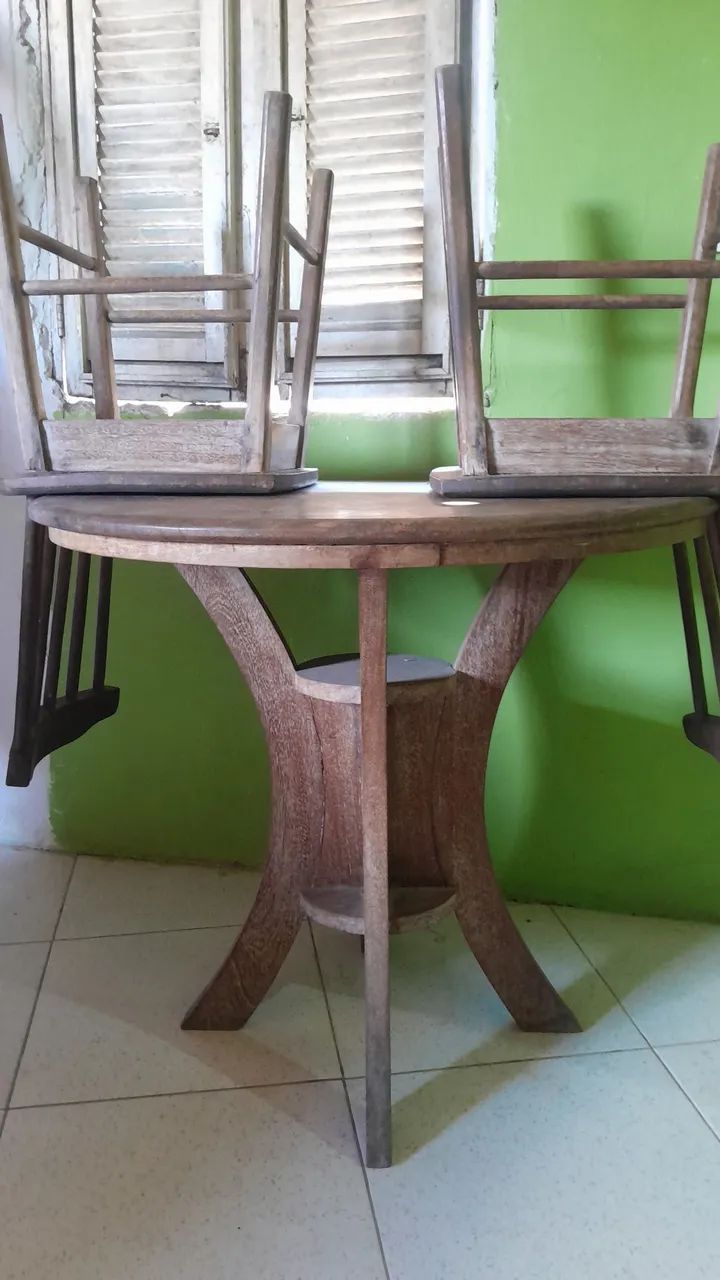 Mesa oval com duas cadeiras madeira antiga  - Foto 3