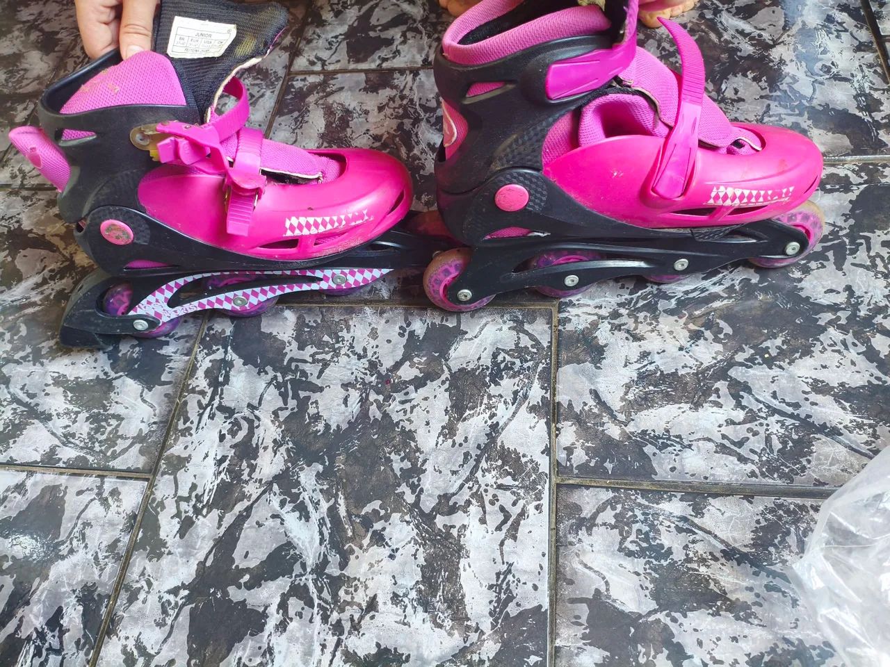 Vende-se patins com algumas proteções por 50 reais. Ele está parado a um tempo  - Foto 3