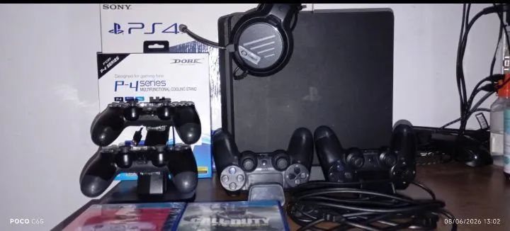 Playstation 4 com controles e jogos