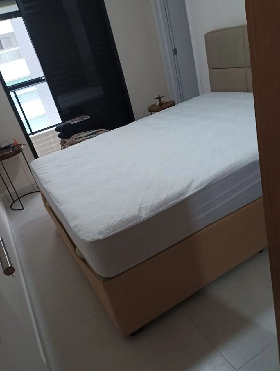 Cabeceira de cama bege aveludada "Queen" nova  - Foto 3